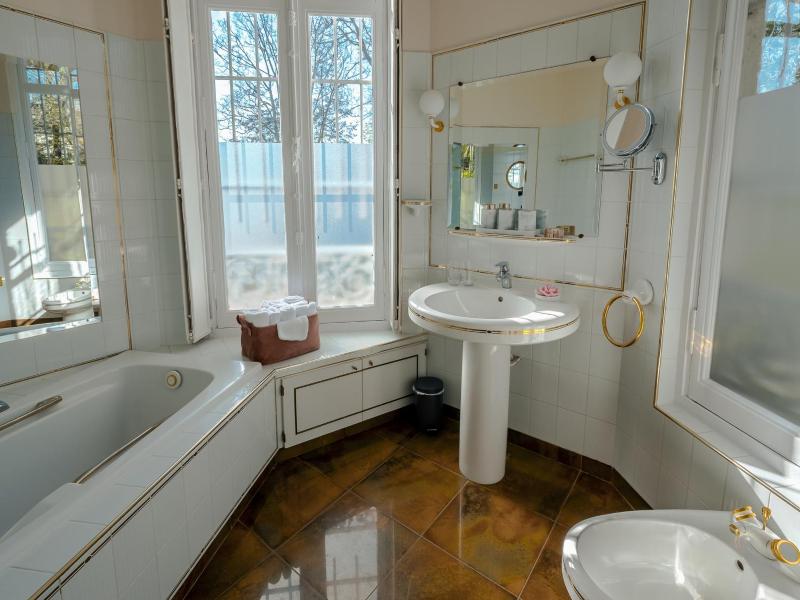 Deluxe Double Room with Bath image 2