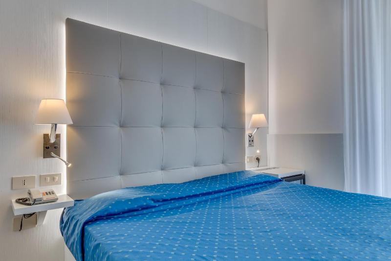 Triple Room with Balcony and Sea View image 4