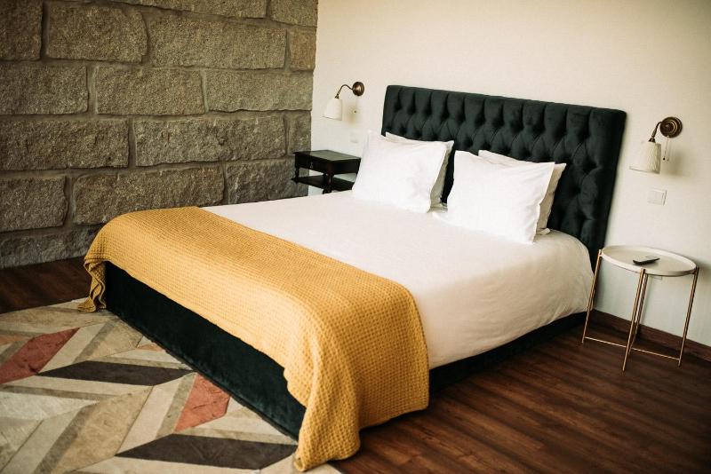 Deluxe Double Room with Extra Bed image 3