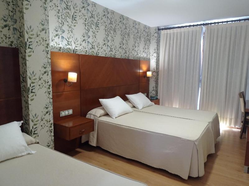 Triple Room with Private Bathroom image 1