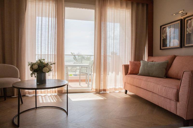 Double or Twin Room with Sea View Complimentary Spa Access image 3