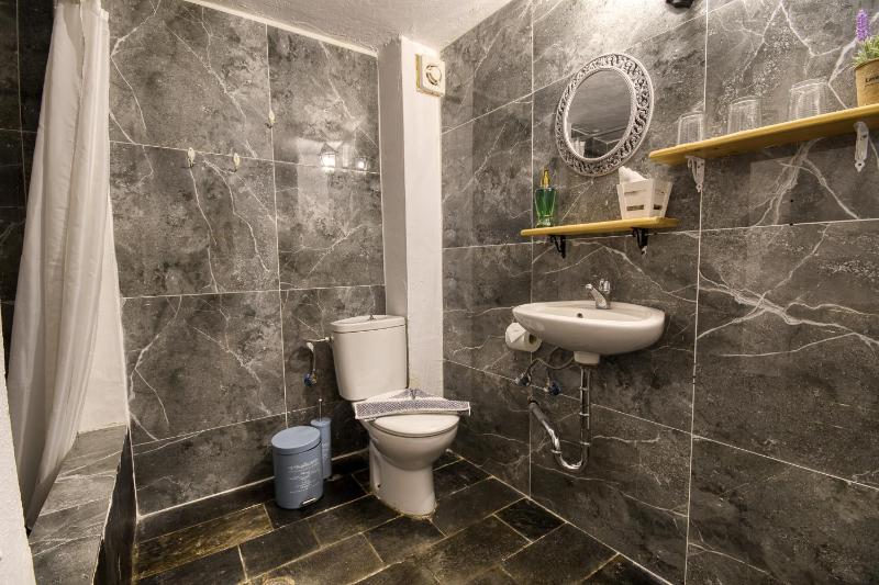 Family Room image 3