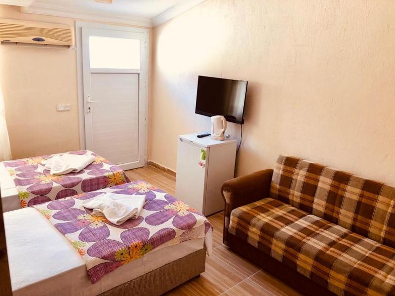 Economy Twin Room image 4