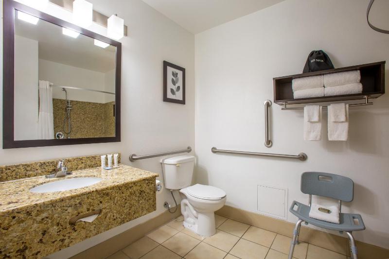 Queen Room with Two Queen Beds - Disability Access image 3
