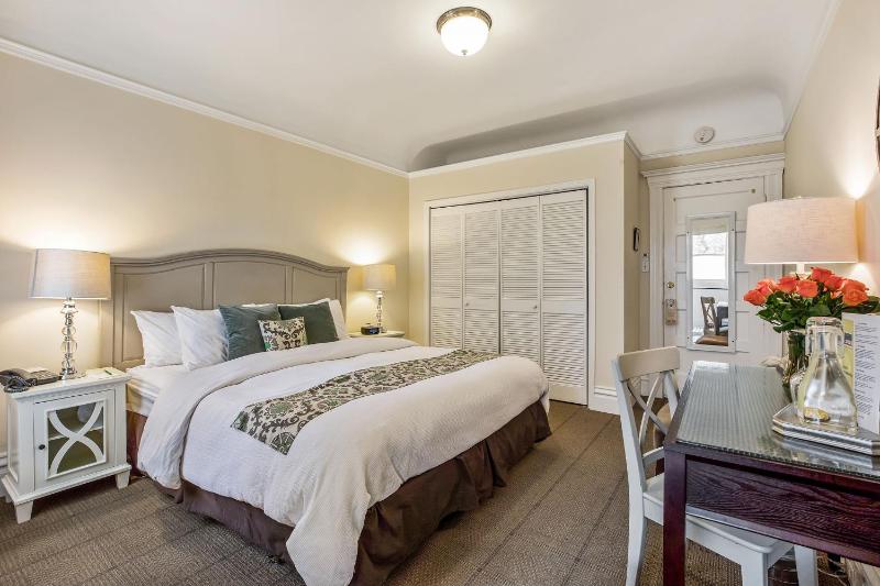 Standard King Room image 3