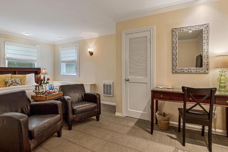 Standard King Room image 2