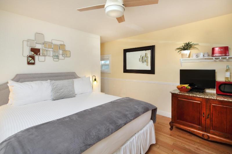 Two Bedroom Unit with Two Queen Beds image 1