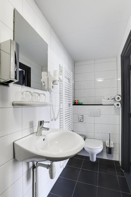 Deluxe Triple Room image 3