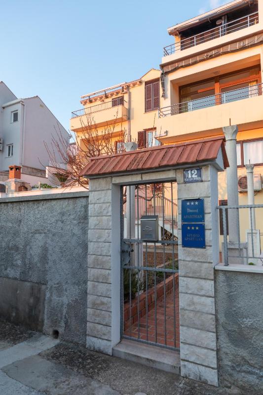 One-Bedroom Apartment with Terrace, Balcony and Sea View image 4