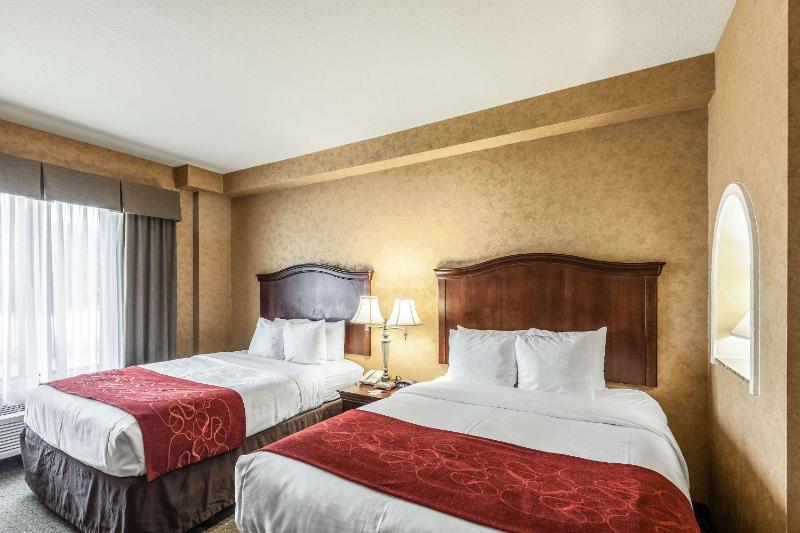 Queen Room with Two Queen Beds image 3