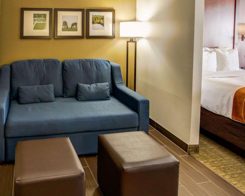 Queen Suite with Two Queen Beds - Non-Smoking image 3
