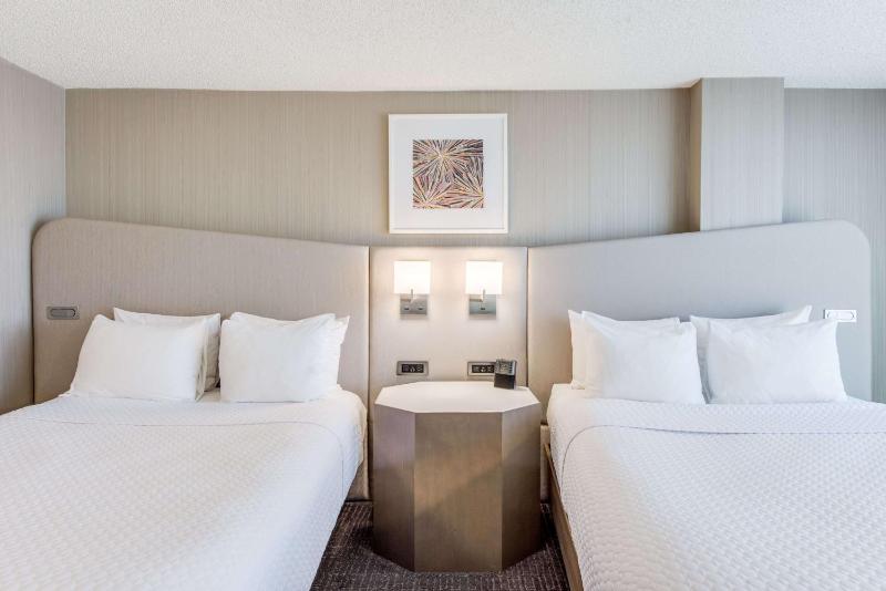 Deluxe Two Queen Bed with Bathtub - Mobility Accessible  image 3