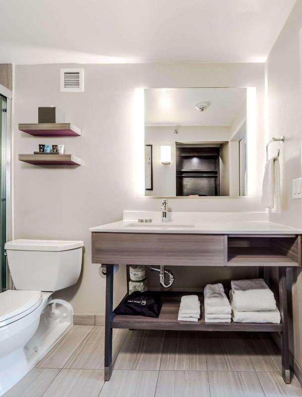 Deluxe Two Queen Bed with Bathtub - Mobility Accessible  image 2
