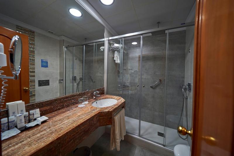 Twin Room with Extra Bed with Sea View and Balcony image 4