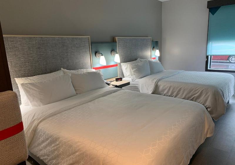 Standard Queen Room with Two Queen Beds image 4