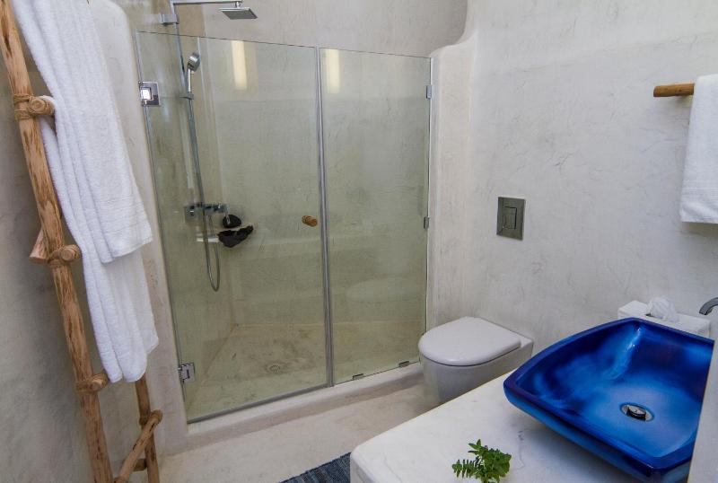 Cliff Suite with Sea View and both Indoor & Outdoor Jetted Plunge Pools image 3