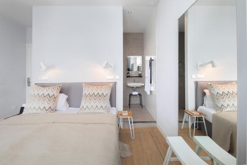 Superior Double Room with Patio View image 3