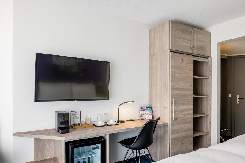 Superior Double Room with Balcony image 3