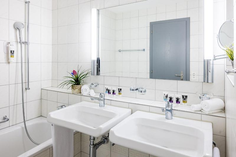 Standard Family Suite image 3