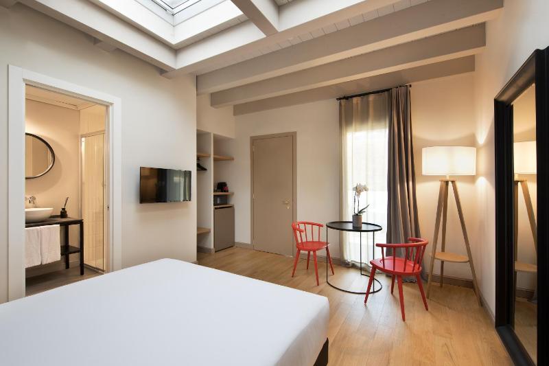 Standard Double or Twin Room image 4