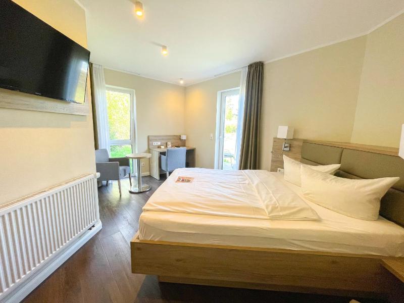 Standard Double Room image 3