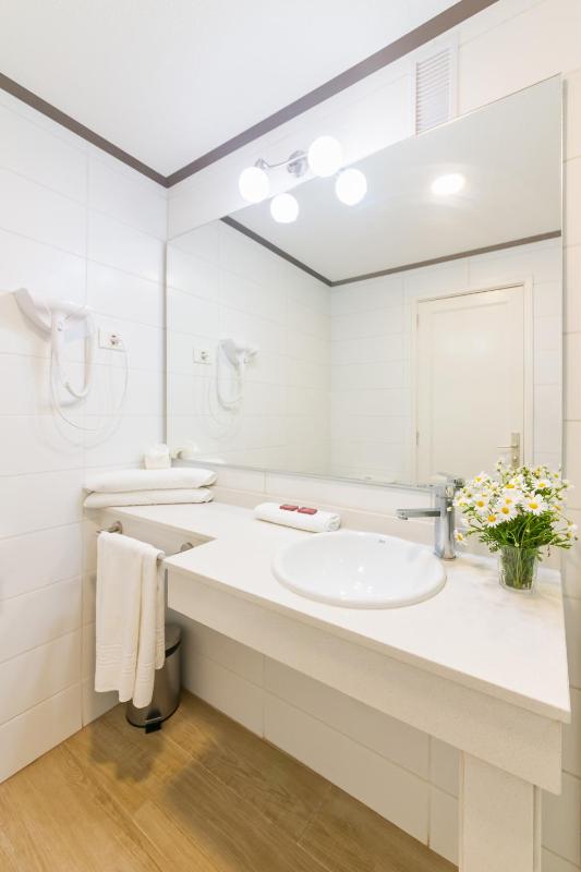 One-Bedroom Apartment image 3