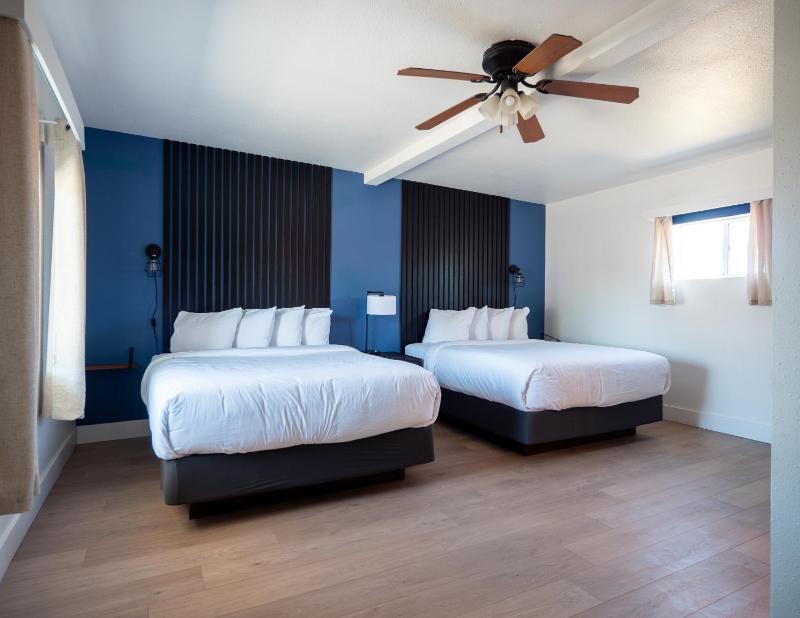 Queen Room with Two Queen Beds image 3