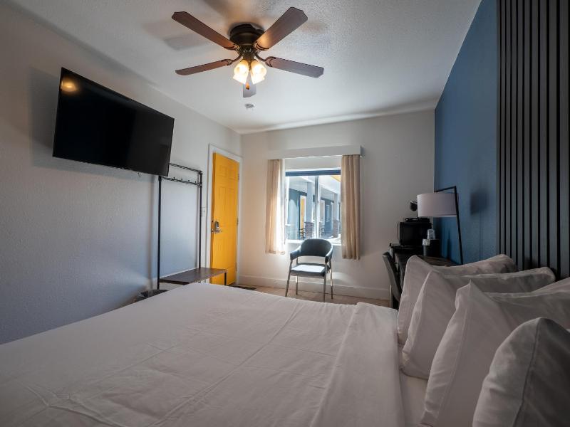 Queen Room image 3