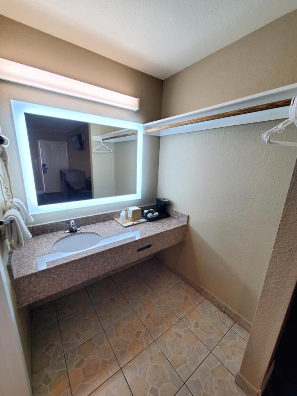 River Inn Motel - image 7