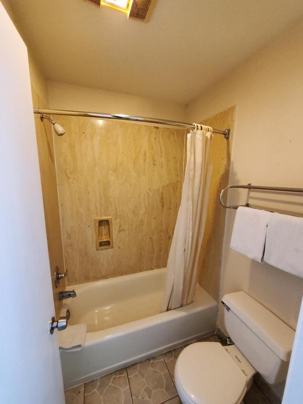 River Inn Motel - image 3