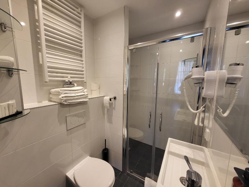 Standard Double or Twin Room image 4