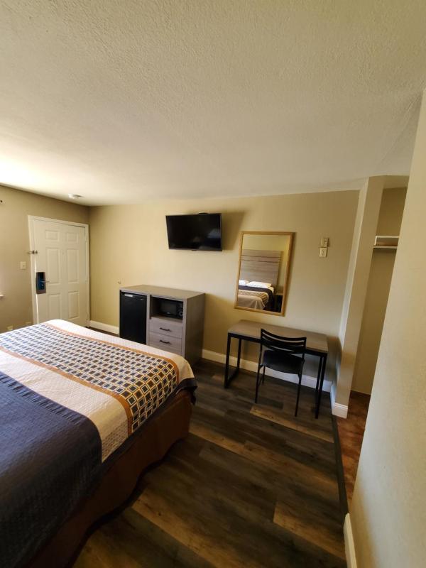 River Inn Motel - image 4