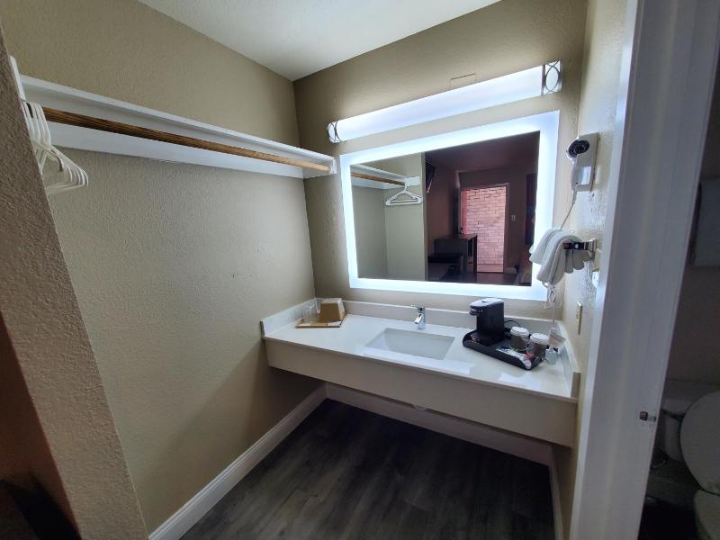 King Room - Non-Smoking image 4