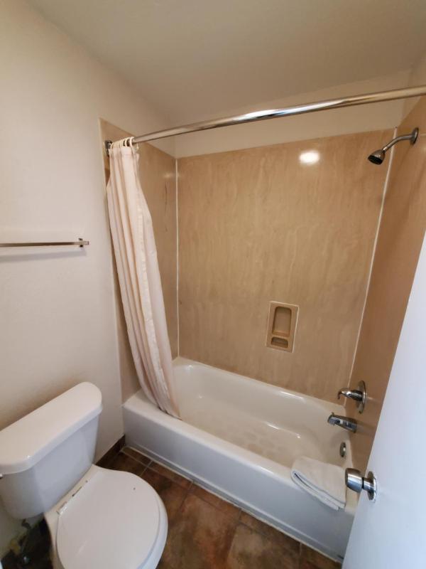 King Room - Non-Smoking image 3