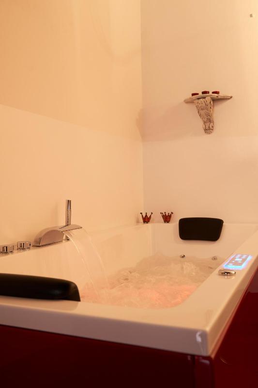 Queen Suite with Spa Bath image 3