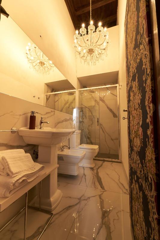 Queen Suite with Spa Bath image 4