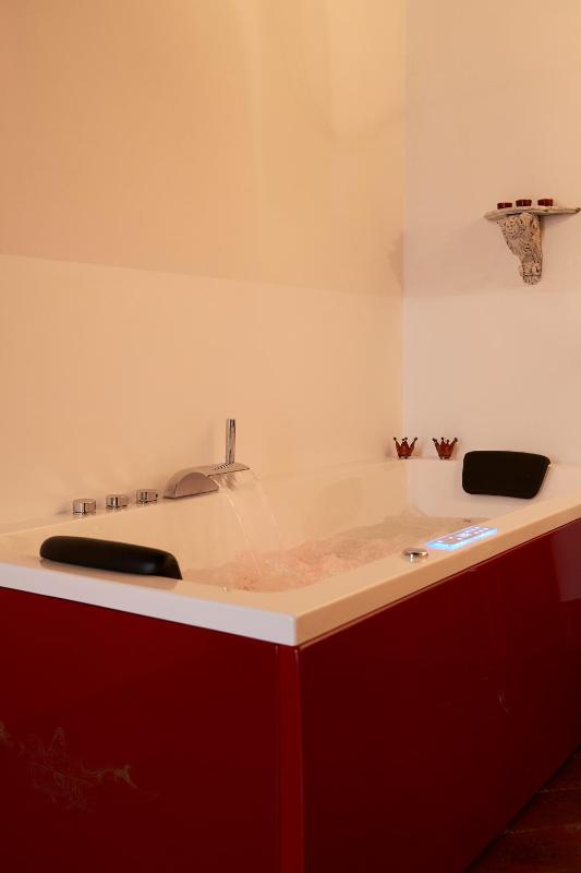 Queen Suite with Spa Bath image 2