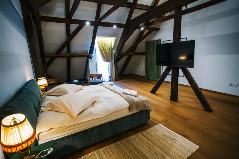 Cozy Attic Suite with bathtub & view Adults-Only image 1