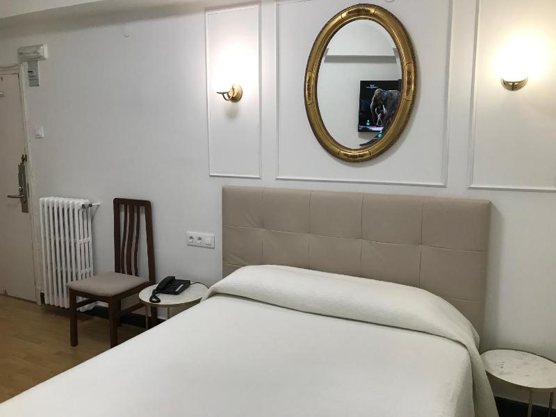 Double or Twin Room with City View image 4