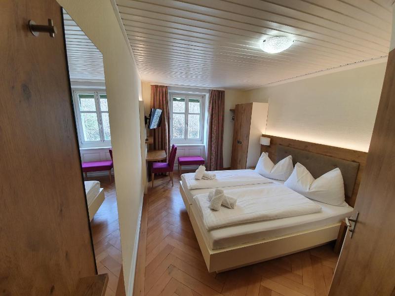 Standard Twin Room image 1