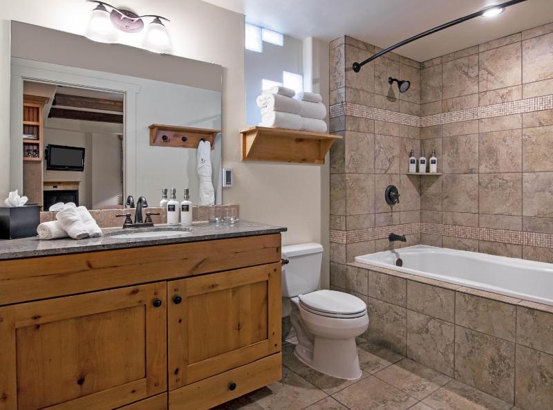 Standard Queen Room image 3