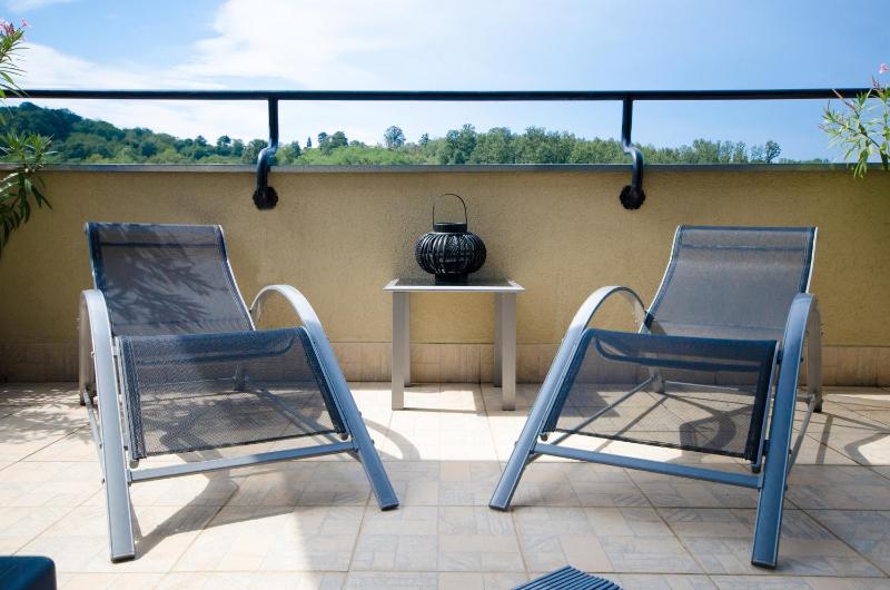 Deluxe Two-Bedroom Apartment with Terrace and Hot Tub image 4
