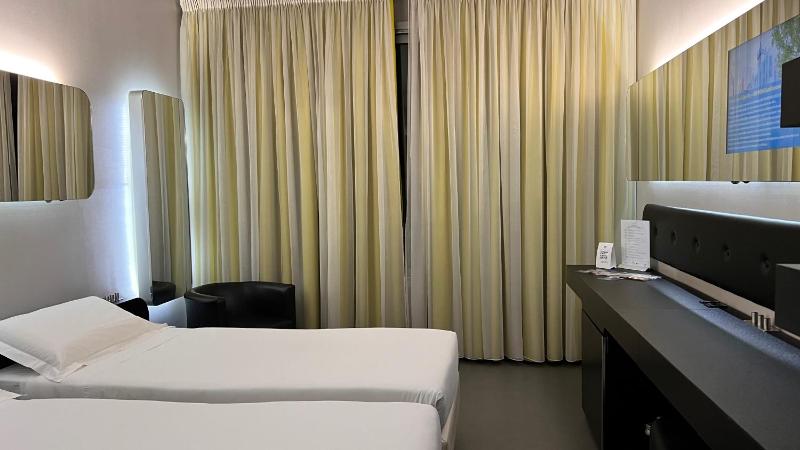 Classic Double Room image 2