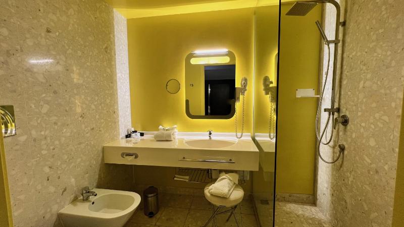 Connecting Room image 4