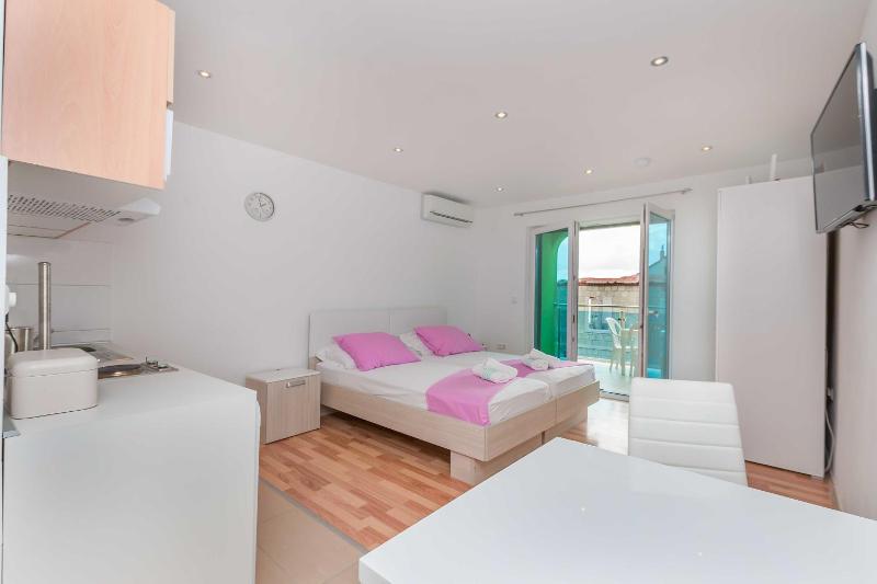 Apartments Road star - image 22