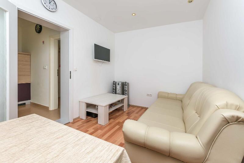 Apartments Road star - image 31