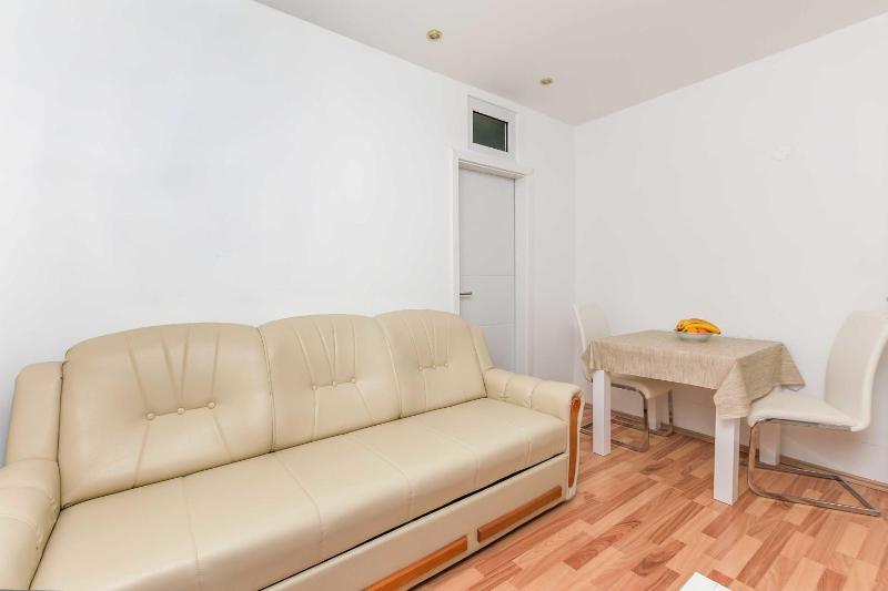 Apartments Road star - image 33