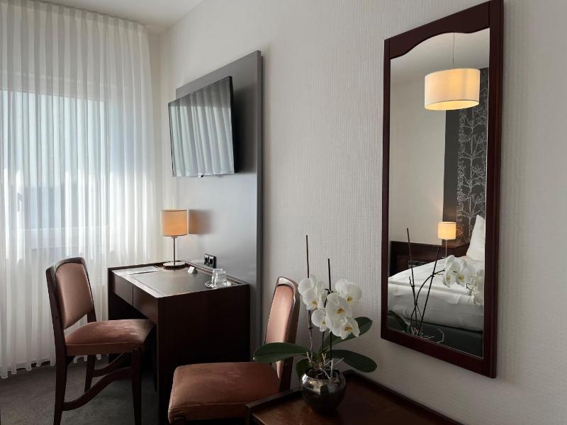 Small Double Room image 3