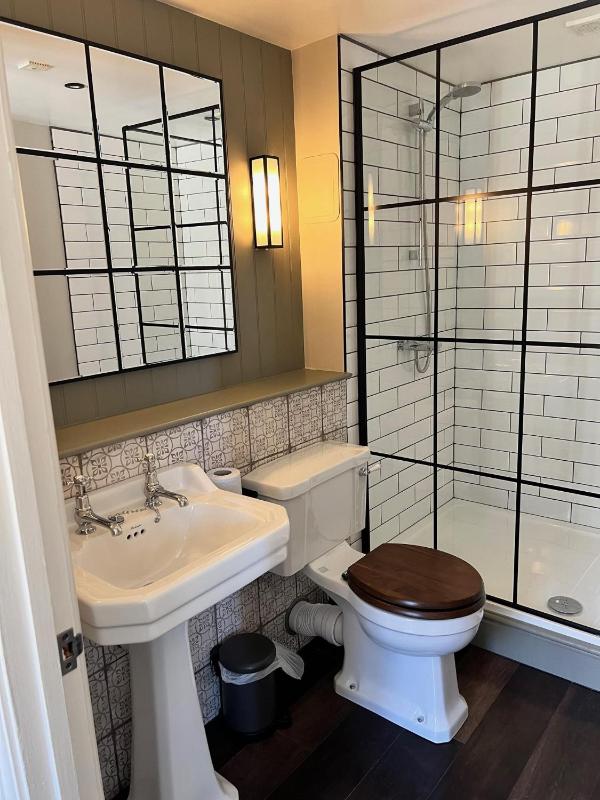 Twin Room with Private Bathroom image 3