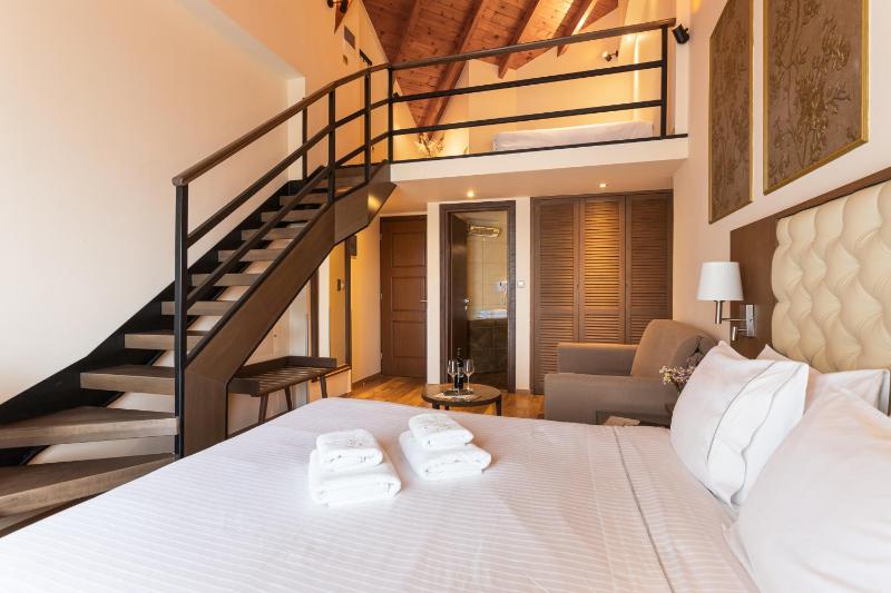 Suite with Lake View image 4